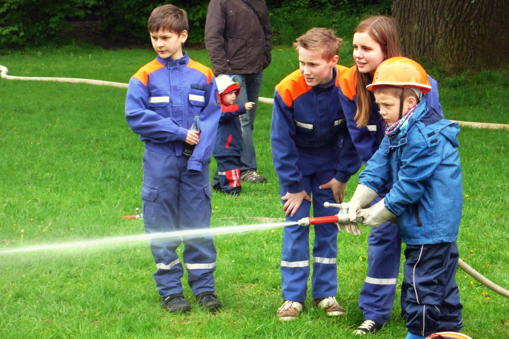 Die Kinderfeuerwehr spritzt