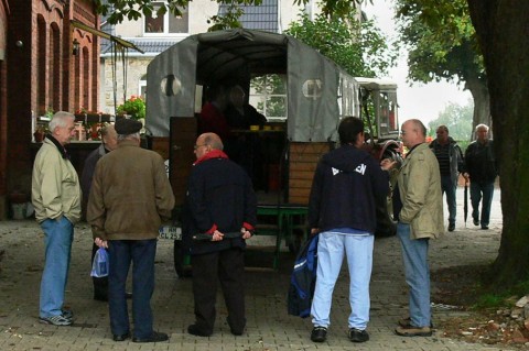 Planwagenfahrt-Sammeln um Neun